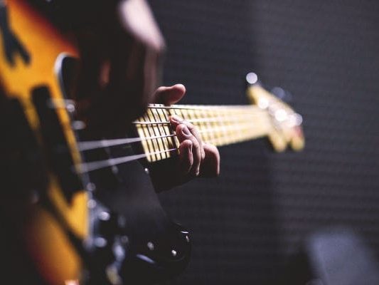 E-Bass Person die E-Bass spielt